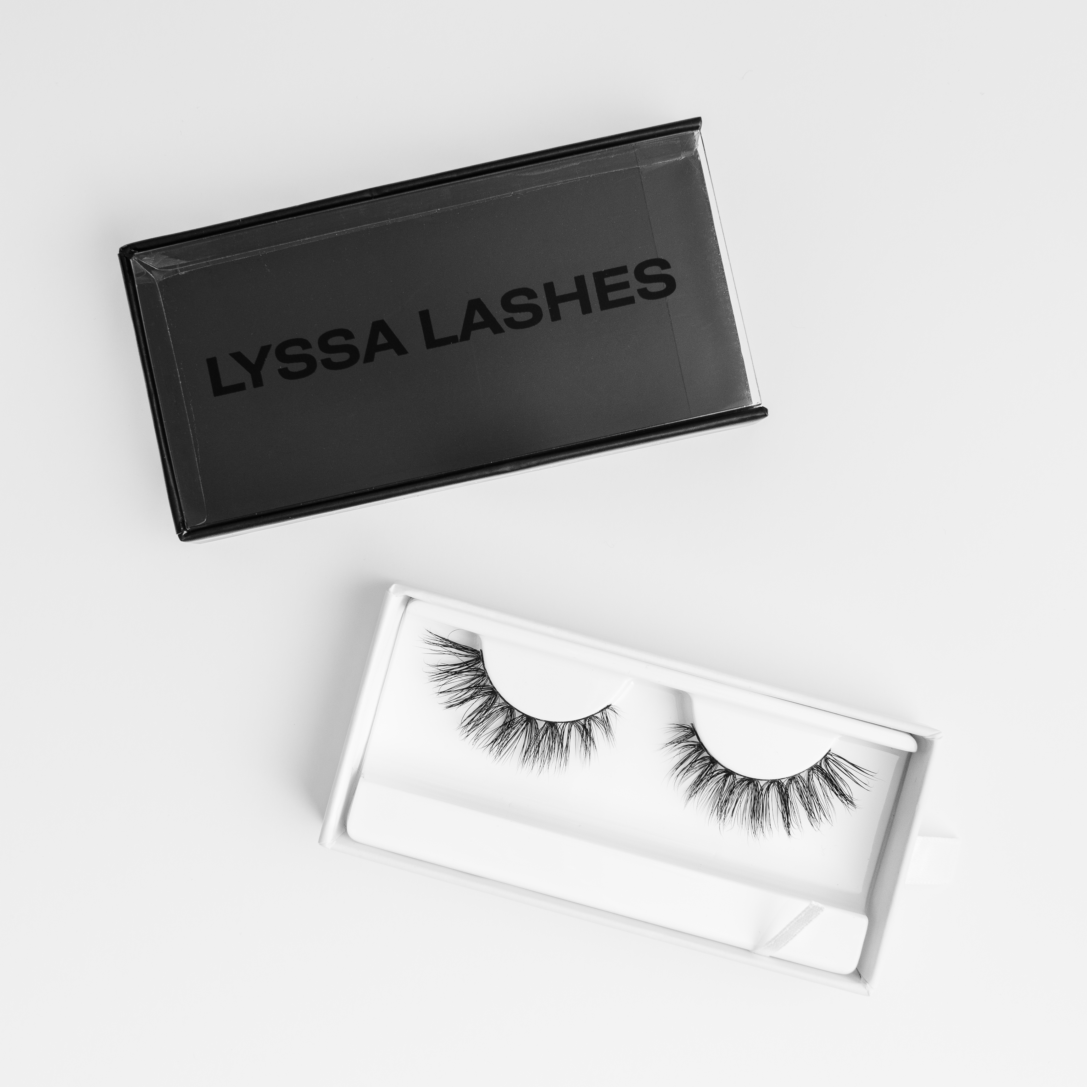 How to Apply False Eyelashes: A Step-by-Step Guide